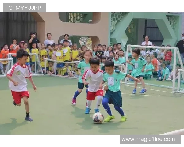 小朋友热情招呼足球明星展现童真与偶像的美好瞬间